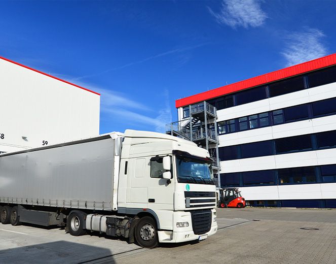 Ansicht von LKW bei der Auslieferung