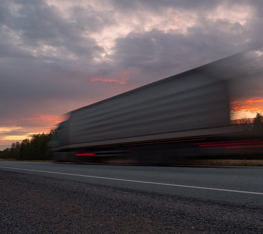 Mehrere LKWs auf einer Autobahn